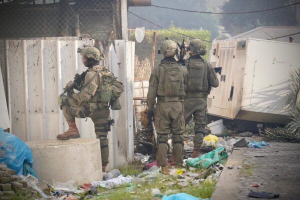 פעילות חיילי צה"ל בבית החולים האינדונזי בעזה (צילום: דובר צה"ל)