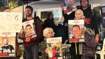 משפחות החטופים מפגינות מחוץ לישיבת הקבינט בקריה בתל אביב (צילום: אורן דגן)