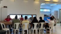 נועה שמיר (משמאל) במרכז הלמידה בגבעות בר (צילום: אלבום פרטי)