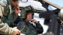 שר הביטחון יואב גלנט, במסוק חיל האוויר (צילום: אריאל חרמוני, משרד הביטחון)