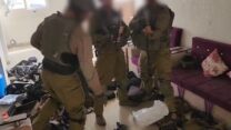 לוחמי בה"ד 1 בפעילות איתור אמצעי לחימה בתשתית חמאס באזור ח'אן יונס (צילום: דובר צה"ל)