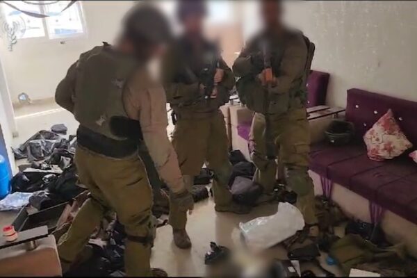 לוחמי בה"ד 1 בפעילות איתור אמצעי לחימה בתשתית חמאס באזור ח'אן יונס (צילום: דובר צה"ל)