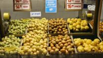 סימון תוצרת ישראלית על פירות שנמכרים בתפזורת ברשת חצי חינם (צילום: דבר)
