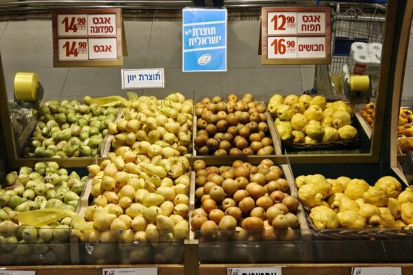 סימון תוצרת ישראלית על פירות שנמכרים בתפזורת ברשת חצי חינם (צילום: דבר)