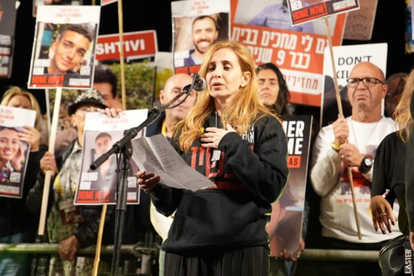 דניאל אלוני בהפגנת משפחות החטופים והנעדרים (צילום: אילן בן אודיז)