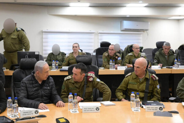 ראש הממשלה בנימין נתניהו, בהערכת מצב בפיקוד צפון עם שר הביטחון יואב גלנט והרמטכ"ל רב-אלוף הרצי הלוי (צילום: עמוס בן גרשום /לע"מ)