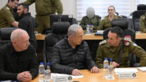 ראש הממשלה בנימין נתניהו, בהערכת מצב בפיקוד צפון עם שר הביטחון יואב גלנט והרמטכ"ל רב-אלוף הרצי הלוי (צילום: עמוס בן גרשום /לע"מ)