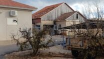 פגיעה ישירה בבית במושב מרגליות שבגליל העליון (צילום: אלבום פרטי)
