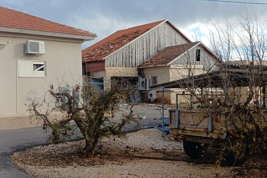 פגיעה ישירה בבית במושב מרגליות שבגליל העליון (צילום: אלבום פרטי)