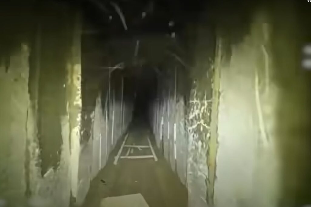 מנהרת חמאס מתחת למחנה הפליטים ג'בליה בה איתרו כוחות צה"ל את גופותיהם של חמישה חטופים (צילום: דובר צה"ל) מנהרת חמאס מתחת למחנה הפליטים ג'בליה בה איתרו כוחות צה"ל את גופותיהם של חמישה חטופים (צילום: דובר צה"ל)