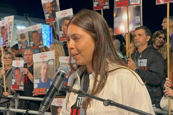מורן סטלה ינאי בעצרת לשחרור החטופים (צילום: מרסלו שניידמן)