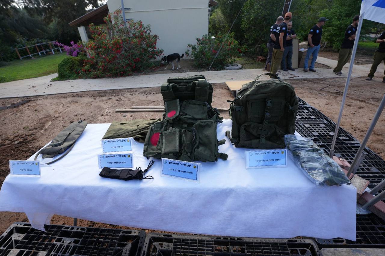 חלוקת נשקים לכיתות כוננות (צילום: משרד הביטחון)