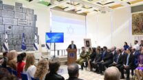 נשיא המדינה יצחק הרצוג בתדרוך לשגרירים ודיפלומטים מ-80 מדינות (צילום: עמוס בן גרשון/לע"מ)