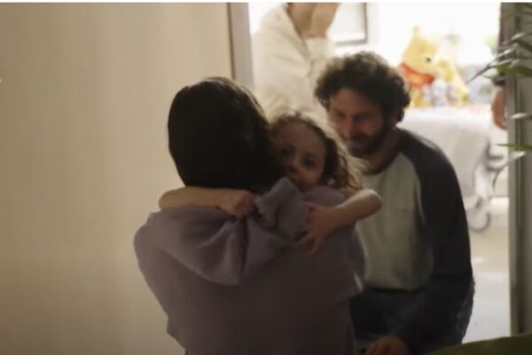 רומן גת מתאחדת עם משפחתה (צילום: 60 דקות, באדיבות סלקום TV)