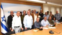 חתימת הסכם קיבוצי לעובדי הביטוח הלאומי. מימין: מ"מ מנכ"ל הביטוח הלאומי ירונה שלום, יו"ר ועד עובדי סניפי הביטוח הלאומי ירון צרפתי, יו"ר ההסתדרות ארנון בר-דוד ויו"ר הסתדרות עובדי המדינה אופיר אלקלעי (צילום: דוברות ההסתדרות)