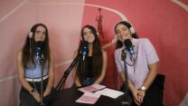 שחקניות הכדורעף קריסטינה (במרכז) וקטרינה (משמאל) זילברמן מתארחות בפודקאסט "WSP - הקול של הספורטאיות בישראל", בהובלת הכדורסלנית נועה זליבנסקי (צילום: WSP)