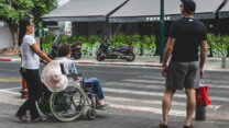 מטפלת עם אדם סיעודי (צילום: phaustov / Shutterstock.com)