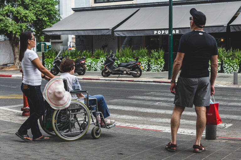 מטפלת עם אדם סיעודי (צילום: phaustov / Shutterstock.com)