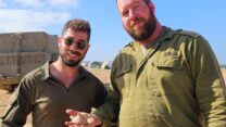 נתנאל מלכיאור ואלון שגב עם הנר שמצאו (צילום: שרה טל, רשות העתיקות)