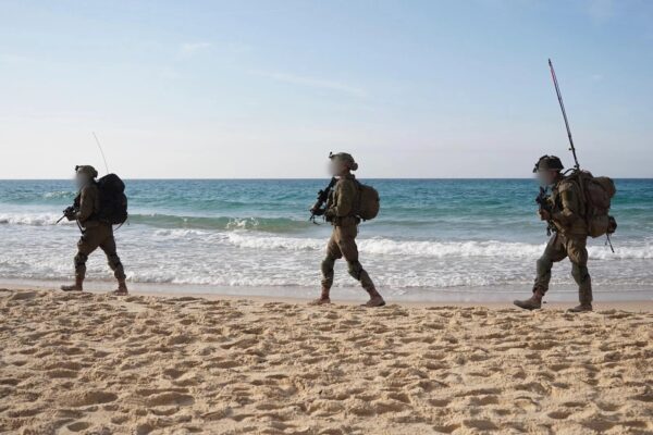 כוחות צה"ל נעים על חוף עזה (צילום: מתוך אתר צה"ל)