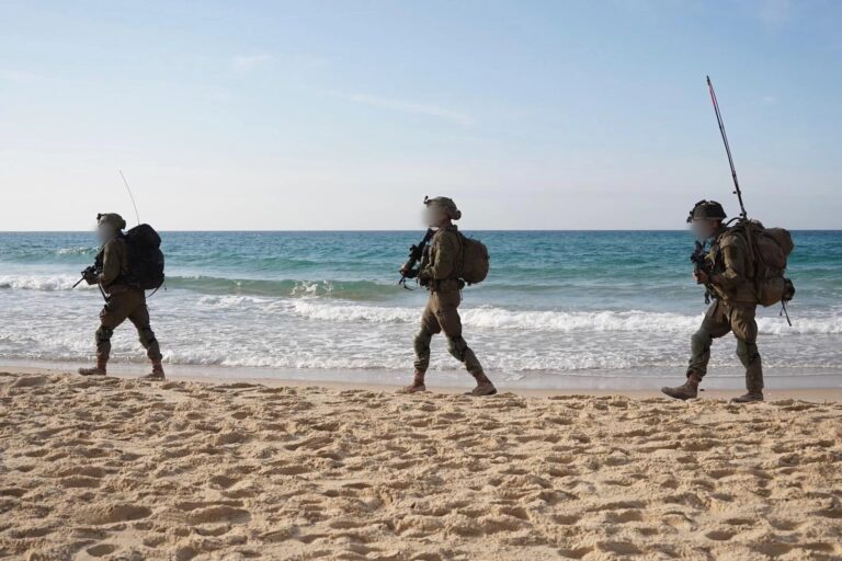 כוחות צה"ל נעים על חוף עזה, דצמבר 2023. "המשך המלחמה דרוש כדי לסכל התעצמות מחודשת" (צילום: דובר צה"ל)