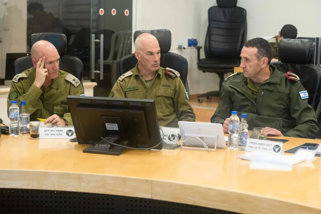 הרמטכ"ל רא"ל הרצי הלוי בהערכת מצב בפיקוד צפון (צילום: דובר צה"ל) הרמטכ"ל רא"ל הרצי הלוי בהערכת מצב בפיקוד צפון (צילום: דובר צה"ל)