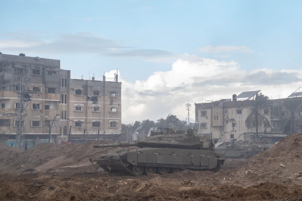 טנקים של צה״ל במרחב חאן יונס בדרום רצועת עזה (צילום: דובר צה״ל) טנקים של צה״ל במרחב חאן יונס בדרום רצועת עזה (צילום: דובר צה״ל)