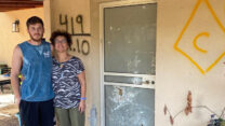עדית ובנה בבית שנהרס בכפר עזה (צילום: אלבום פרטי)