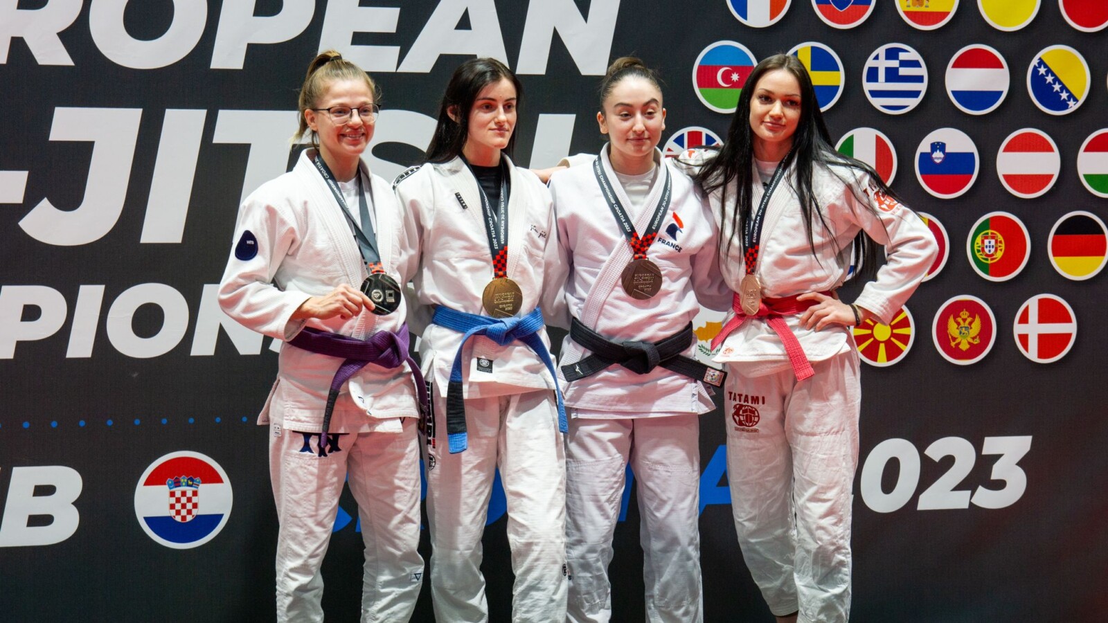 שרה קובליוב (משמאל) על הפודיום באליפות אירופה (צילום: חואן לופז, התאחדות אילת)