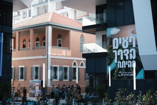 הבניין ברחוב הרצל בתל אביב שבו יתגוררו זמנית חברי קיבוץ רעים, ומבנה גן הילדים (צילום: דוד טברסקי)