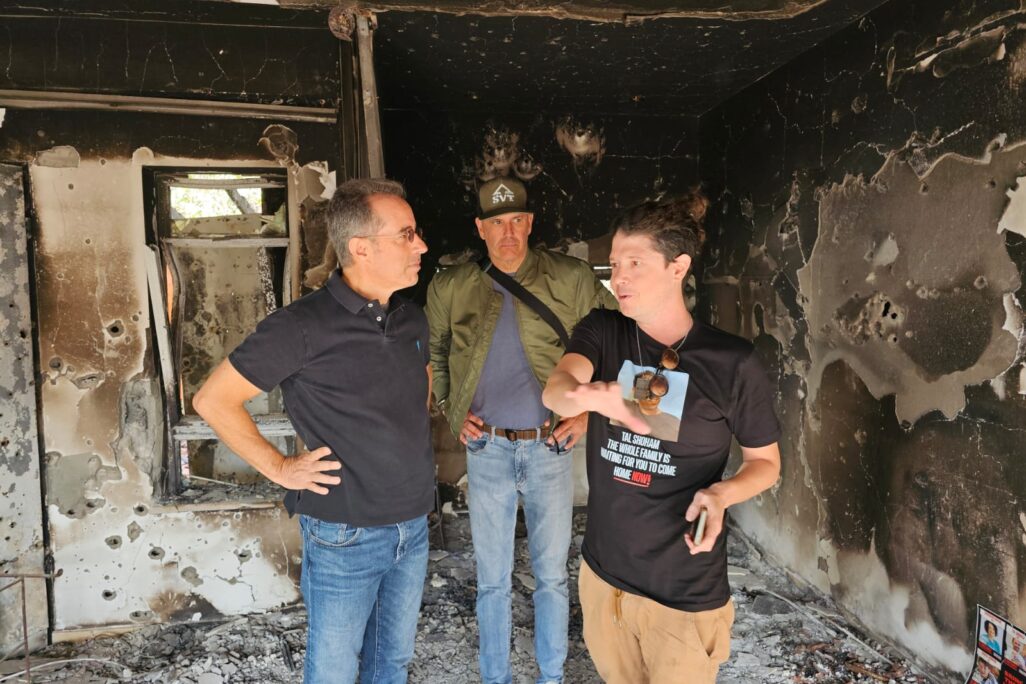ג'רי סיינפלד פוגש את יובל הרן בביתו ההרוס בבארי (צילום: נעם לניר)