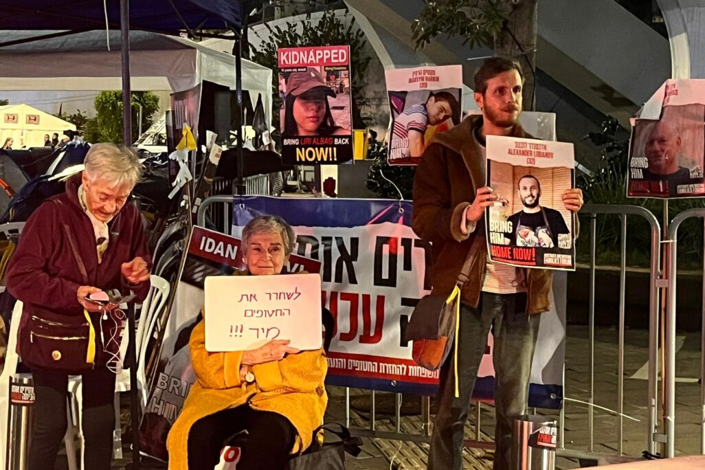 משפחות החטופים מפגינות מחוץ לישיבת הקבינט בקריה בתל אביב (צילום: אורן דגן)