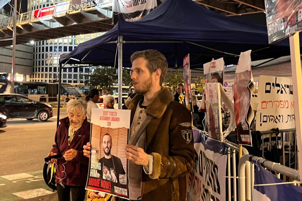 משפחות החטופים מפגינות מחוץ לישיבת הקבינט בקריה בתל אביב (צילום: אורן דגן)