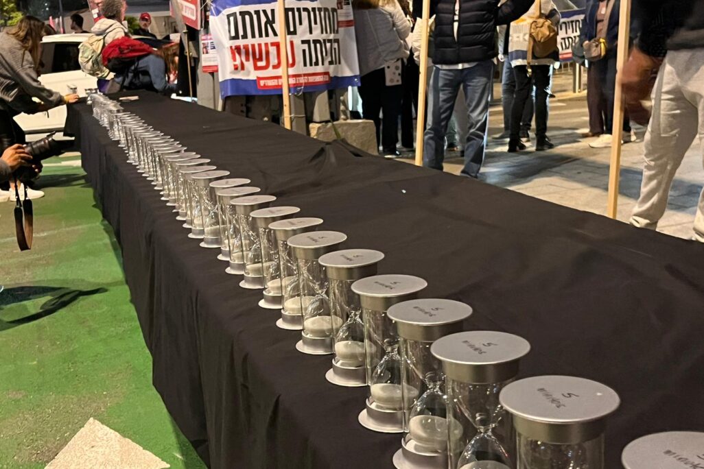 משפחות החטופים מפגינות מחוץ לישיבת הקבינט בקריה בתל אביב (צילום: אורן דגן)
