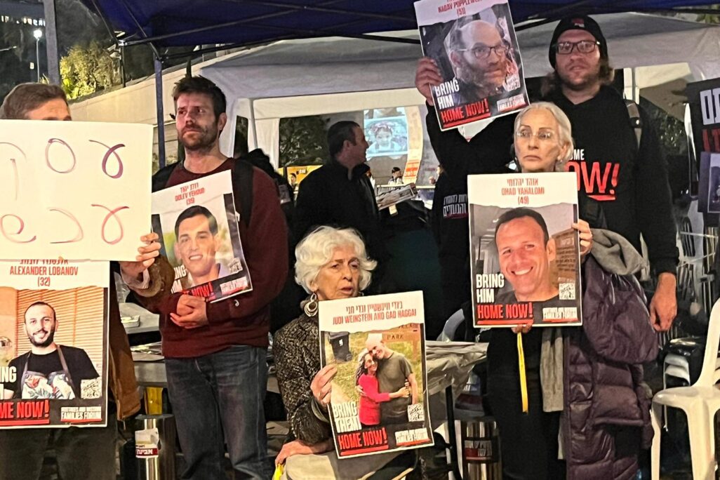 משפחות החטופים מפגינות מחוץ לישיבת הקבינט בקריה בתל אביב (צילום: אורן דגן)