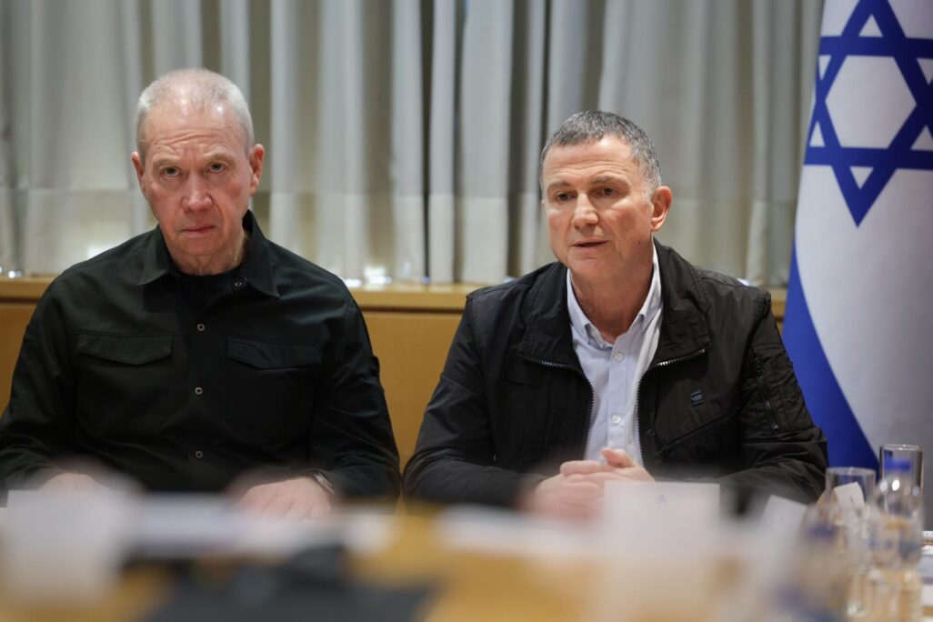 יו"ר ועדת חוץ וביטחון יולי אדלשטיין ושר הביטחון יואב גלנט (צילום: שחר יורמן)