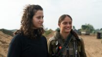 ענבר לניר במפגש עם מפקדות וחיילות קרביות מגדוד 402 בחטיבת התותחנים (צילום: דובר צה"ל)