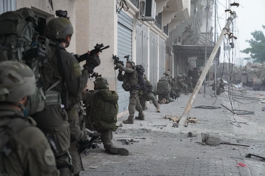 פעילות כוחות מיוחדים של צה״ל בלב העיר חאן יונס ברצועה (צילום: דובר צה״ל)