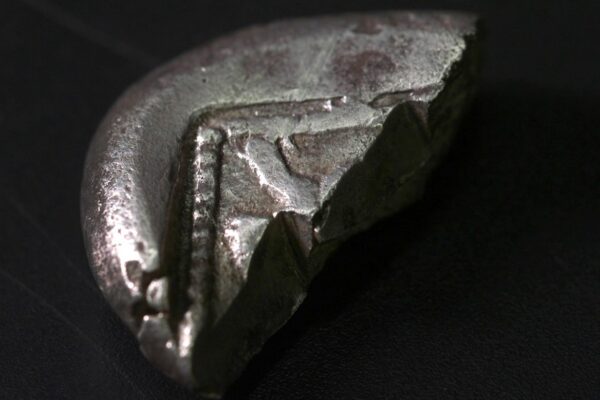 מטבע נדיר המעיד על ראשית השימוש במטבעות התגלה בהרי יהודה (צילום: רשות העתיקות)