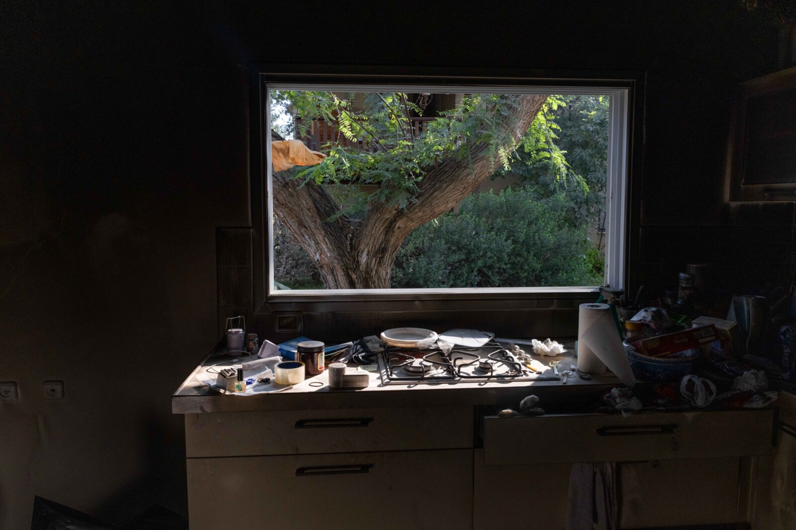 כלי מטבח כמו שנשארו מאז 7 באוקטובר, בבית משפחת רותם שושני (צילום: כדיה לוי)