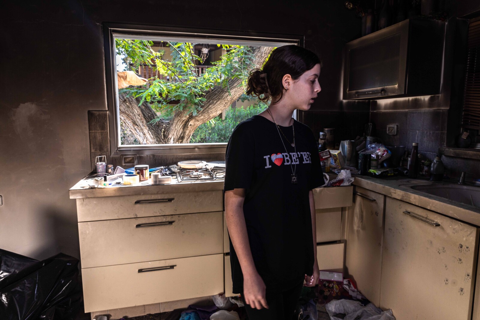 הילה רותם שושני במטבח ביתה ההרוס: "חלמתי המון על האוכל ועל המים בבית" (צילום: כדיה לוי)