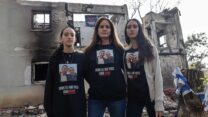 נירה שרעבי, שבעלה וגיסה בשבי, עם בנותיה אופיר (מימין) ואורן (משמאל): "אני רוצה שכול אחד יעצור ויחשוב מה הוא היה עושה אם מישהו מהמשפחה שלו היה בשבי" (צילום: כדיה לוי)