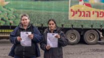 ירושה נגאוקר (מימין) ורוזה לוי עם מכתבי הזימון לשימוע שקיבלו השבוע (צילום: כדיה לוי)