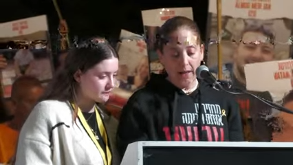 חן גולדשטיין אלמוג, ששוחררה מהשבי בכיכר החטופים, "אני שואלת את עצמי האם אני עושה הכל למען חזרת כל החטופים" (צילום מסך: מטה משפחות החטופים והנעדרים)