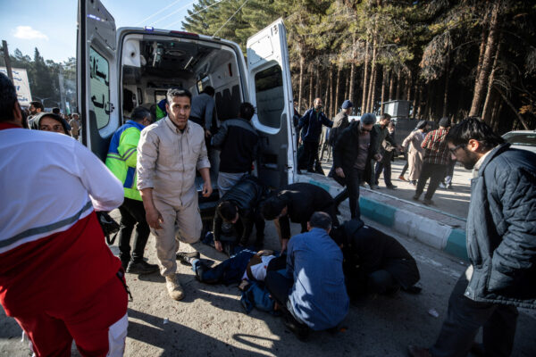 כוחות חילוץ והצלה בזירת הפיצוצים בכרמאן, איראן (צילום: Reuters)