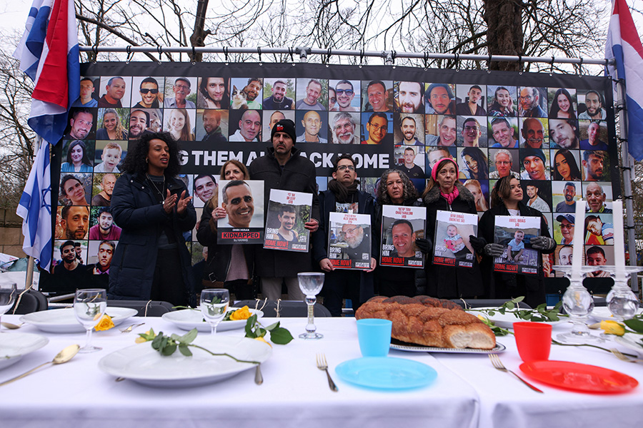 משפחות החטופים מפגינות מחוץ לבית הדין הבינלאומי בהאג (צילום: REUTERS/Thilo Schmuelgen)