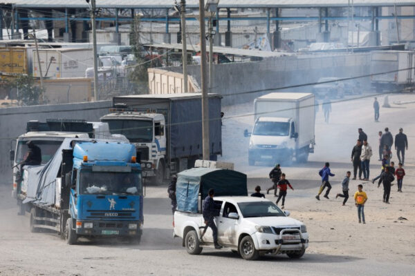 משאיות התרופות והסיוע ההומניטרי במעבר רפיח (צילום: REUTERS/Mohammed Salem)