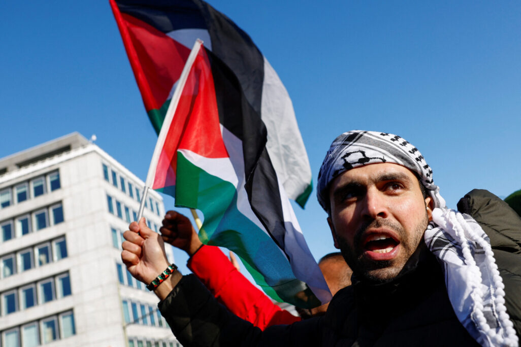 מחאה בשם הפלסטינים מחוץ לבית הדין הבינלאומי בהאג, 26 בינואר 2024 (צילום:  REUTERS/Piroschka van de Wouw)