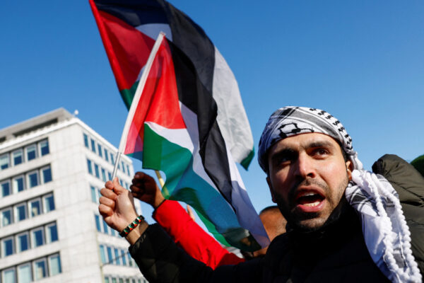 מחאה בשם הפלסטינים מחוץ לבית הדין הבינלאומי בהאג, 26 בינואר 2024 (צילום:  REUTERS/Piroschka van de Wouw)