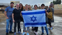 עובדי הסתדרות המעו"ף במשק מסיקה במושב פרי-גן (צילום: הסתדרות המעו"ף)
